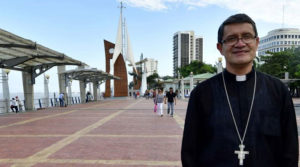 Arzobispo ecuatoriano denuncia los graves errores que difunde la “Asociación Escuela de Autorrealización”